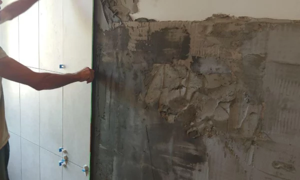 Рязанские специалисты ремонтируют спальный корпус и санузел детского сада в Геническом округе