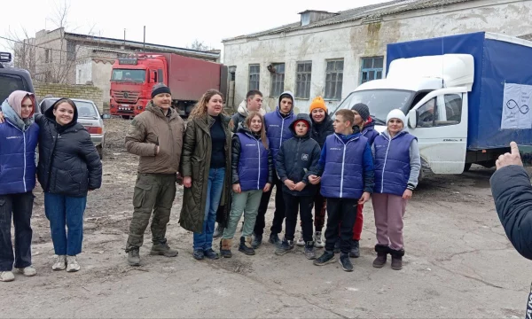 Совместными усилиями волонтёры «За Правду», жители Геническа и района разгрузили фуры с гуманитарной помощью в штабе МЫВМЕСТЕ