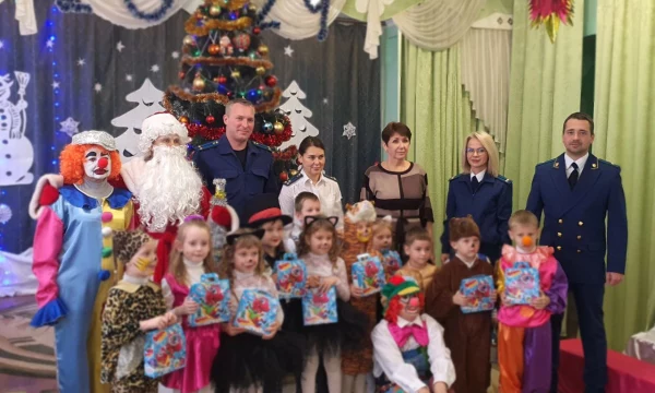 В преддверии Нового года работники прокуратуры Херсонской области поздравили воспитанников детских садов