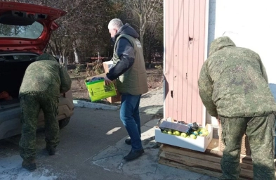 Жители Херсонщины отправили защитникам подарки, сделанные своими руками