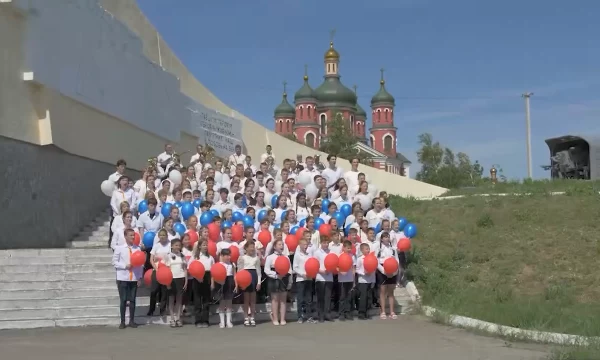 Школьники Геническа хором исполнили гимн России.