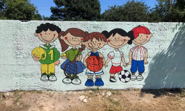На спортплощадке школы № 1 Геническа появились граффити