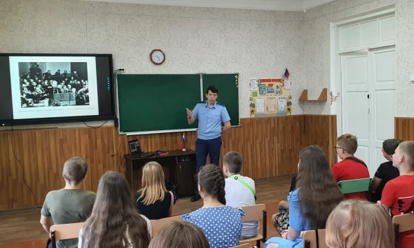 Работники прокуратуры провели учебное занятие с обучающимися школы №1 города Геническа 