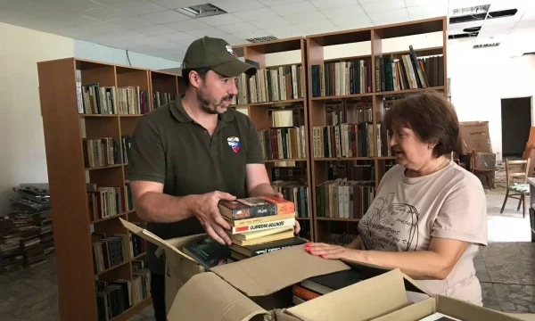 Участники гуммиссии «Единой России» передали книги в библиотеку села Партизаны(Рыково)