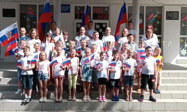 Учащиеся Генической санаторной школы поздравили нашу страну с Днём России