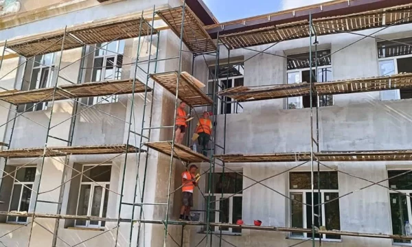 Строители из Кубани завершают монтаж крыши в Новотроицкой школе