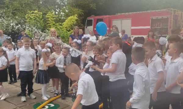 Сотрудники МЧС обеспечили безопасность на праздничной линейке в Генической школе №1