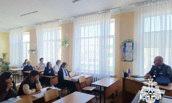 Сотрудник МЧС Херсонской области организовал профориентационную встречу в Генической школе №2