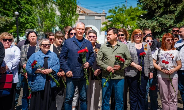 В Геническе возложили цветы к монументу Скорбящей матери в знак вечной памяти одесситов, сожжённых украинскими националистами 10 лет назад в Доме профсоюзов.