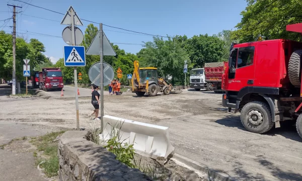 В Геническе продолжают работы по благоустройству автодорог.