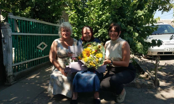 Сотрудники Минтруда и социальной политики поздравили жительницу Геническа с 95-летием