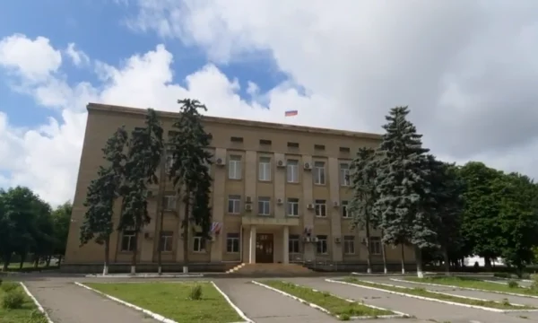 У здания Администрации Херсонской области торжественно подняли флаг России