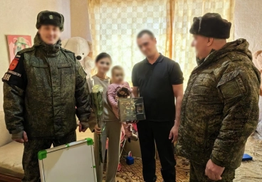 Военнослужащие военной комендатуры Херсонской области поздравили семью участника СВО с Днем защитника Отечества