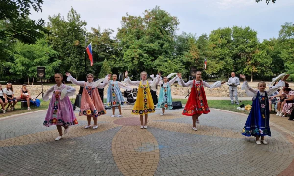 Концертно-игровая программа для детей прошла 1-го сентября в парке Т.Г. Шевченко