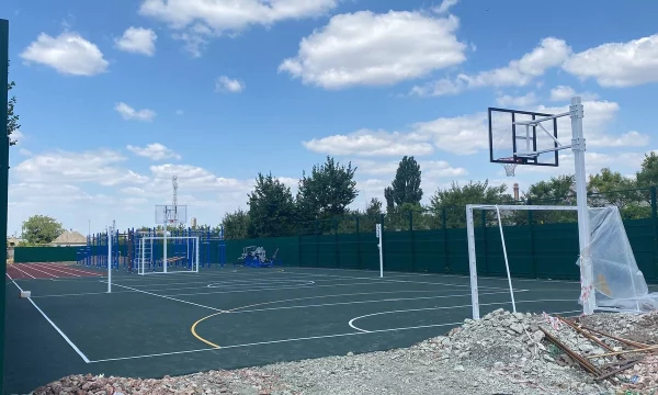 В школах №1 и №2 в Геническе было завершено строительство уличных спортивных площадок.