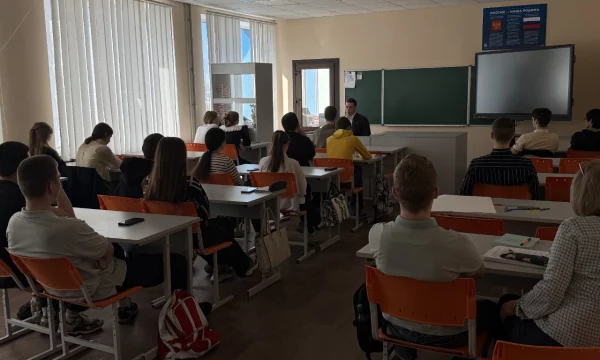 В преддверии празднования Дня Победы работник прокуратуры провел встречу с учениками Каланчакской школы № 1