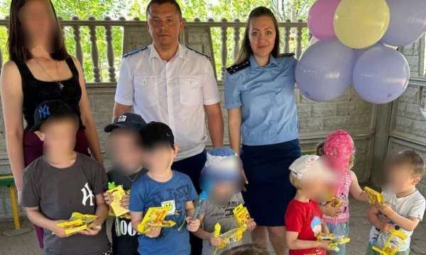 Работники прокуратуры Генического района Херсонской области поздравили воспитанников детского сада с Днем защиты детей