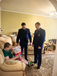 Работники прокуратуры Скадовского района поздравили ребенка с особыми потребностями в День защиты детей Работники прокуратуры Скадовского района поздравили ребенка с особыми потребностями в День защиты детей