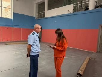 Прокурор Каланчакского района совместно с и.о. министра спорта региона проверили ход проведения ремонта в Каланчакской спортивной школе