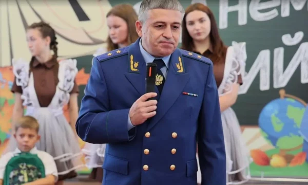 Прокурор Херсонской области Андрей Петров принял участие в торжественной линейке, посвященной Дню знаний
