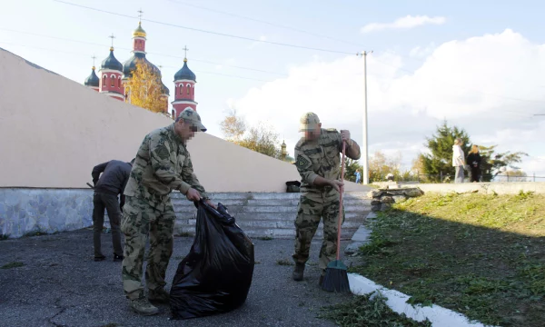 Росгвардейцы и юнармейцы провели патриотическую акцию по благоустройству мемориала в Херсонской области