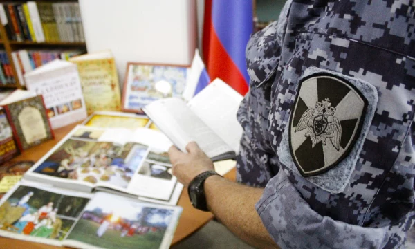 Росгвардейцы посетили книжную выставку в Геническе, посвящённую Дню дружбы и единения славян