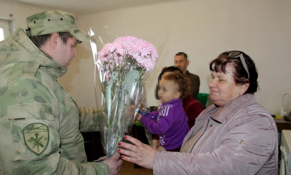 В Херсонской области военнослужащие Росгвардии и активисты навестили женщин накануне праздника