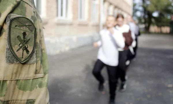 Военнослужащие Росгвардии организовали занятие по строевой подготовке для кадет в Херсонской области