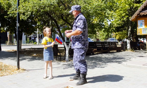 Росгвардейцы приняли участие в праздничных мероприятиях ко Дню Государственного флага РФ в Херсонской области