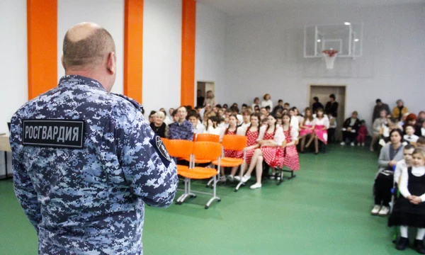 Воспитанники санаторной школы-интерната пригласили росгвардейцев на праздничный концерт в Херсонской области Воспитанники санаторной школы-интерната пригласили росгвардейцев на праздничный концерт в Херсонской области