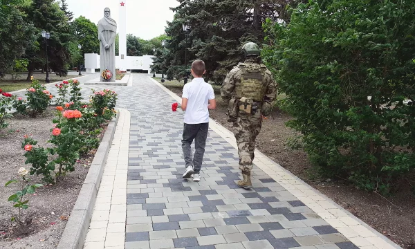 Росгвардеец создал трогательное видео ко Дню памяти и скорби с участием школьника из Херсонской области