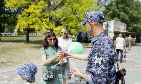 Росгвардейцы приняли участие в патриотической акции «Российский триколор» в Херсонской области