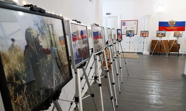 Росгвардейцы организовали выставку фотографий в Херсонской области