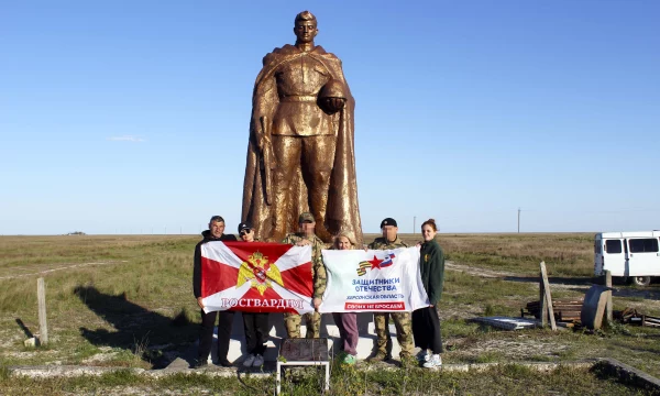 Памятник красноармейцам-десантникам восстановили росгвардейцы на Бирючем острове в Херсонской области