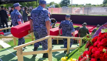 Росгвардейцы приняли участие в церемонии погребения жертв фашизма в Херсонской области