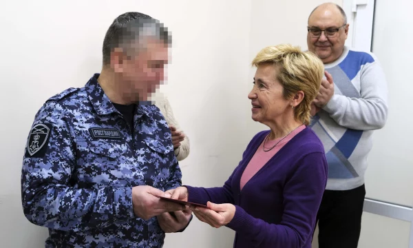 Сотрудник Росгвардии удостоен звания «Почетный донор России» в Херсонской области Сотрудник Росгвардии удостоен звания «Почетный донор России» в Херсонской области