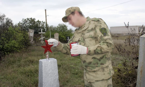 В Херсонской области в День Неизвестного Солдата росгвардейцы привели в порядок воинские захоронения