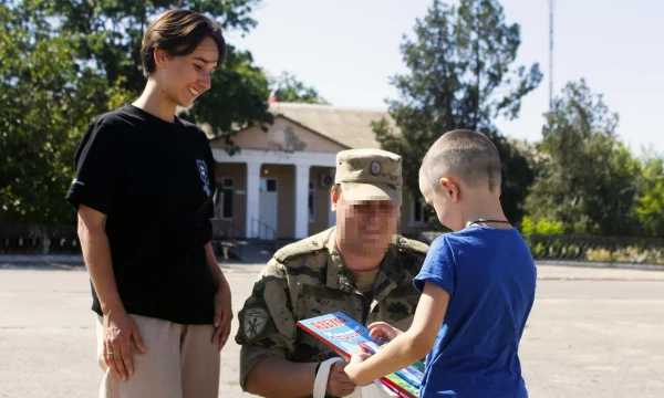 Акцию «Собери ребенка в школу» поддержали росгвардейцы в Херсонской области